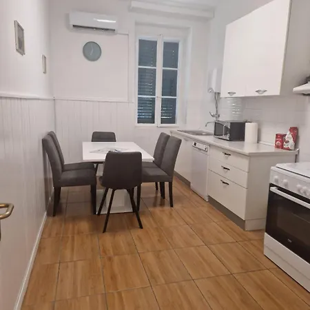 Διαμέρισμα Pape *